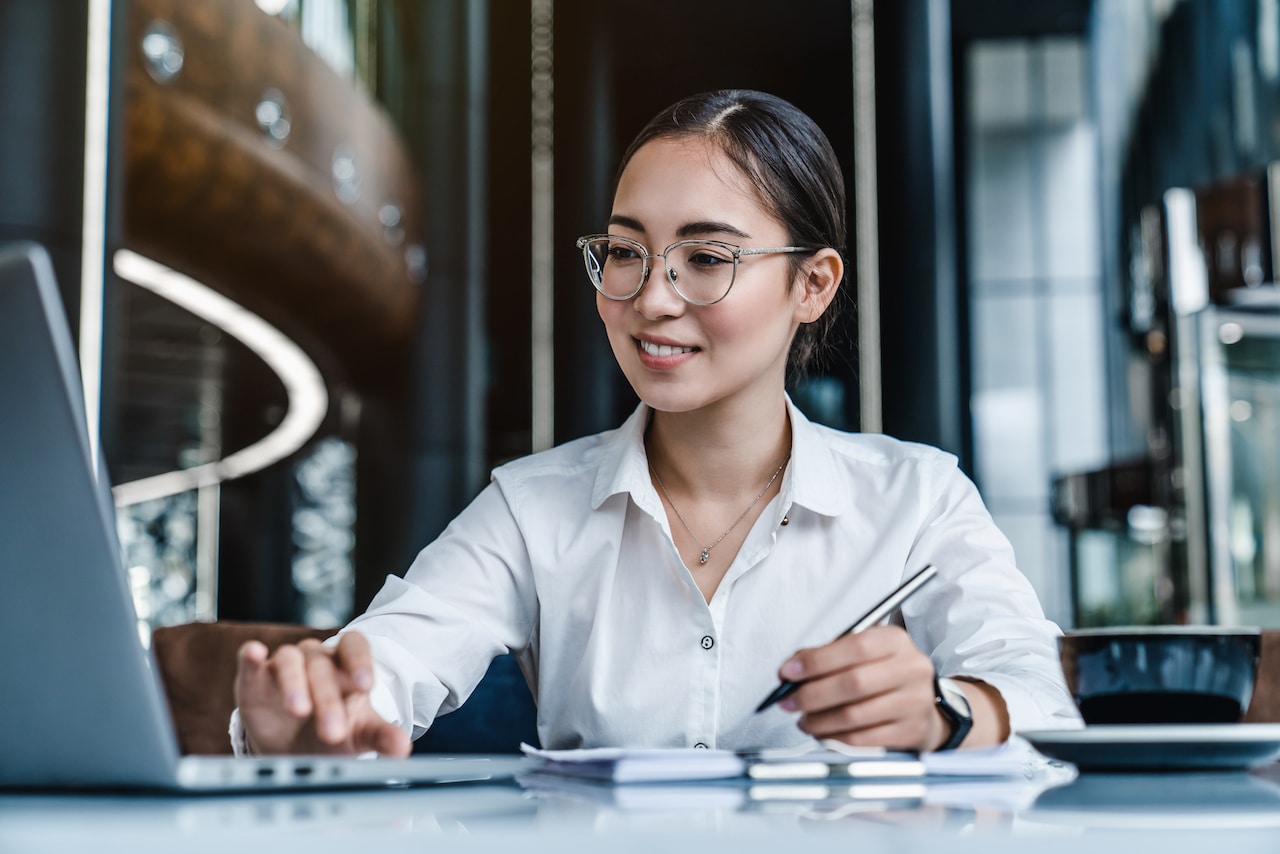 Work reviews. Бизнес картинки. Chinese woman in Business.